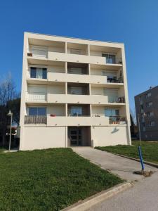 Location Appartement 3 pices LAUDUN 30290