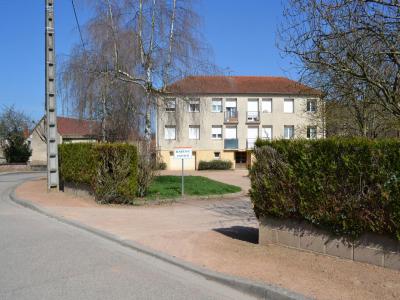 For rent Apartment SAINT-BONNET-TRONCAIS  03